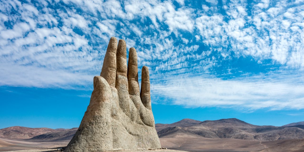 https://aluditravel.com/wp-content/uploads/2020/10/Escultura-de-la-mano-el-simbolo-del-desierto-de-Atacama-en-Chile-E-1280x640.jpg