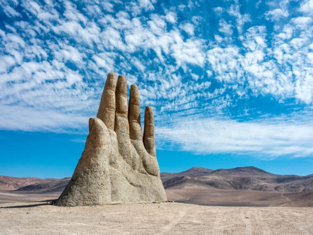 https://aluditravel.com/wp-content/uploads/2020/10/Escultura-de-la-mano-el-simbolo-del-desierto-de-Atacama-en-Chile-E-640x480.jpg